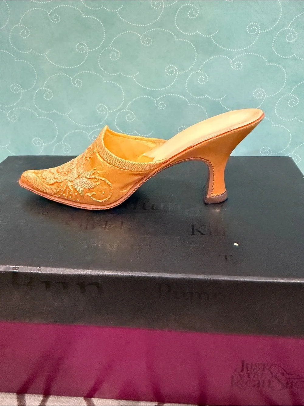 Just the Right Shoe “Elizabeth” #25128 (2001) Collectible Shoe